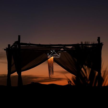 The White Camp - Your Merzouga Luxury Desert Camp & Erg Chebbi Dunes Camel Riding エクステリア 写真