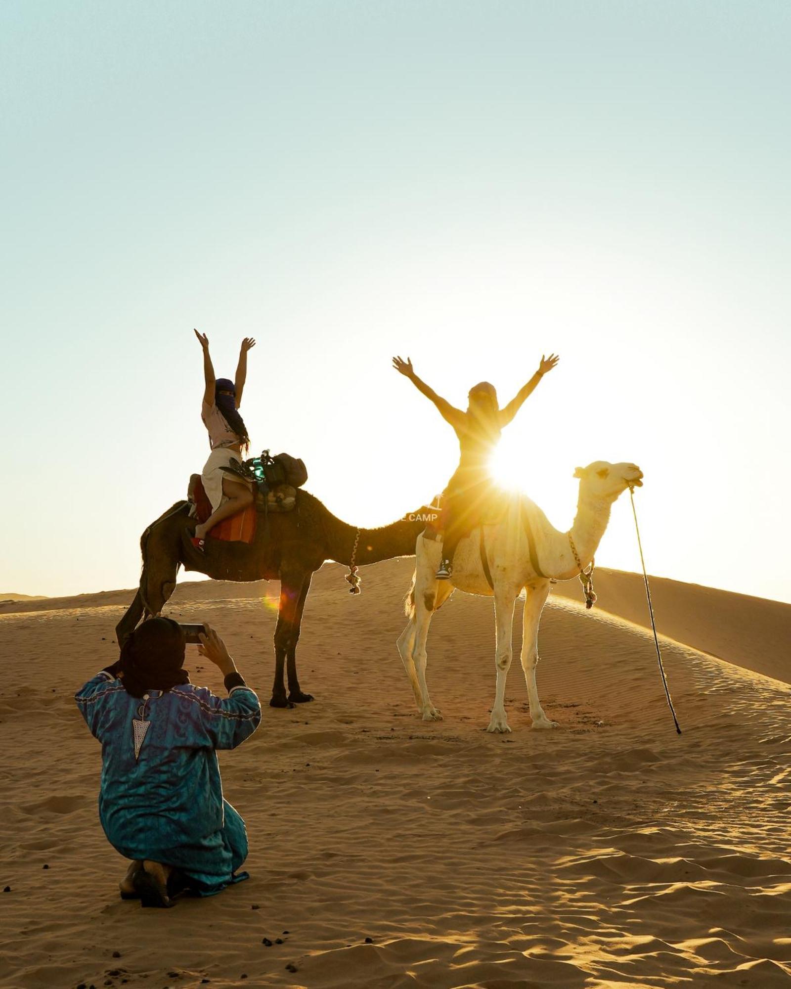 The White Camp - Your Merzouga Luxury Desert Camp & Erg Chebbi Dunes Camel Riding エクステリア 写真