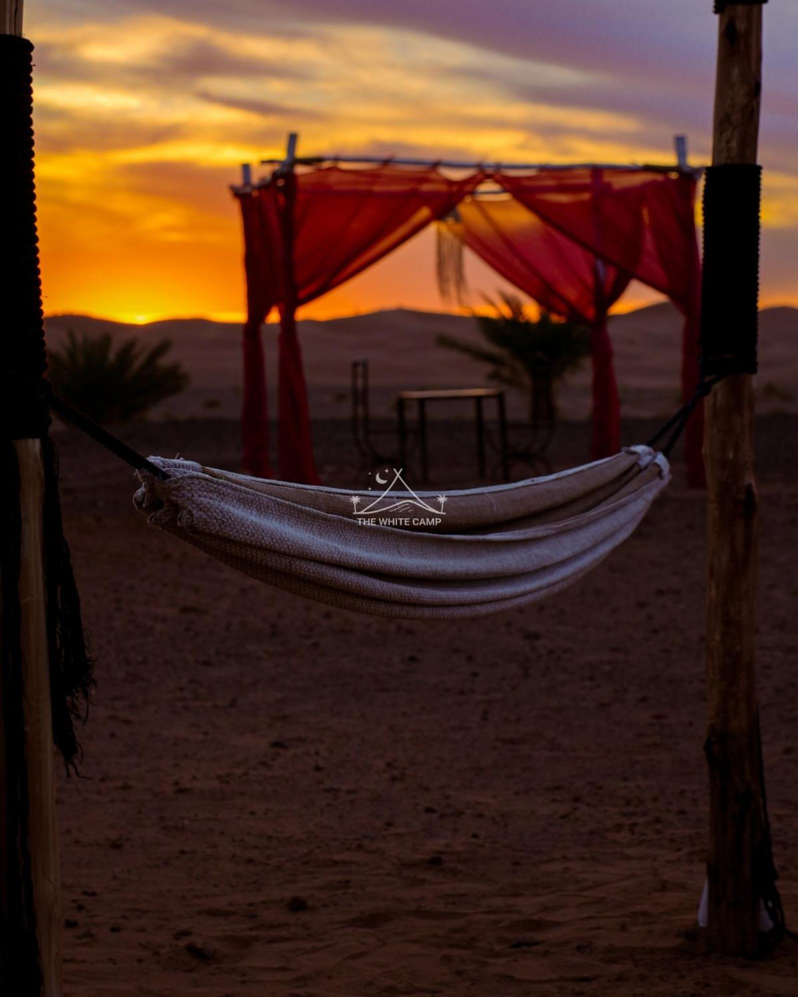 The White Camp - Your Merzouga Luxury Desert Camp & Erg Chebbi Dunes Camel Riding エクステリア 写真