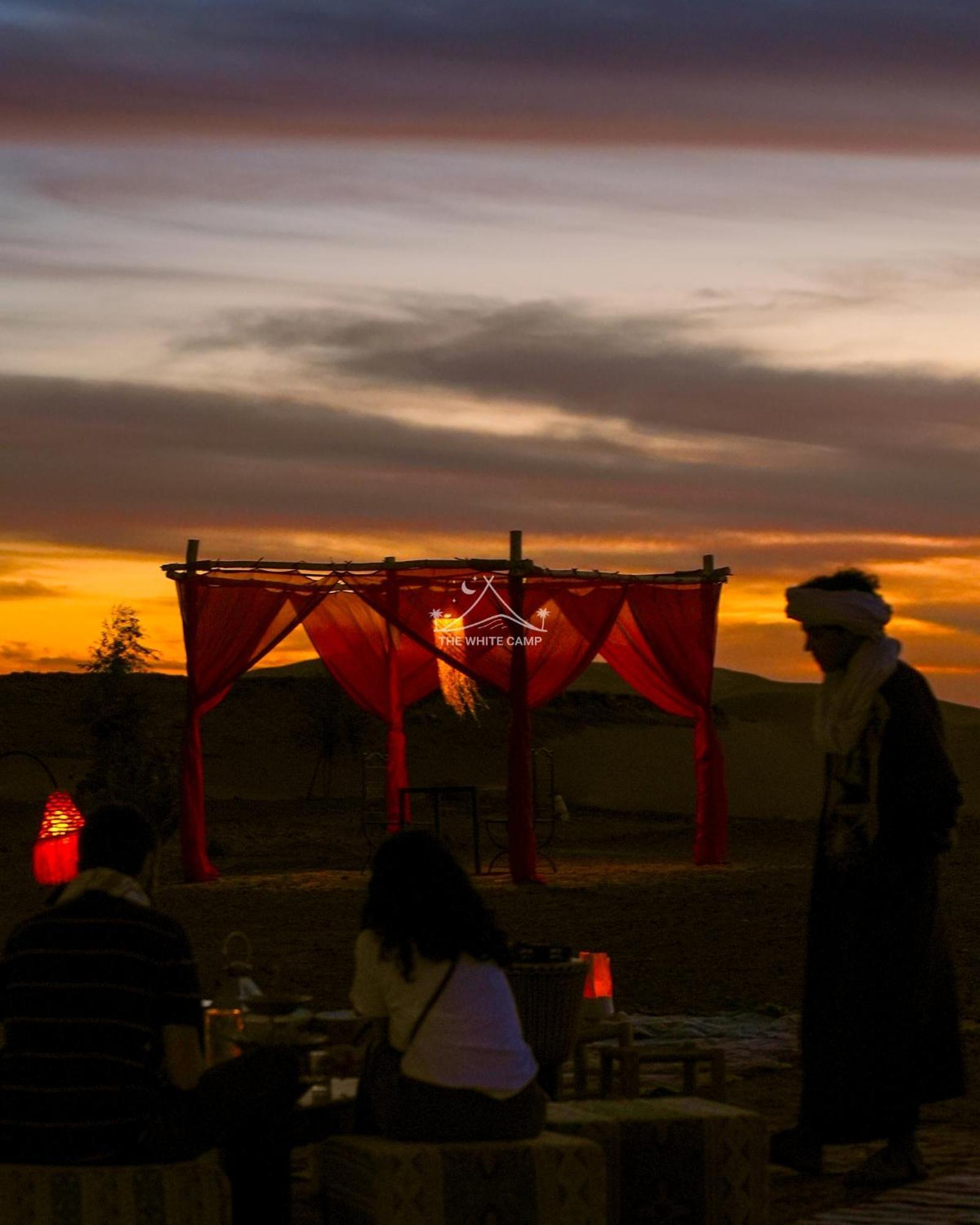 The White Camp - Your Merzouga Luxury Desert Camp & Erg Chebbi Dunes Camel Riding エクステリア 写真