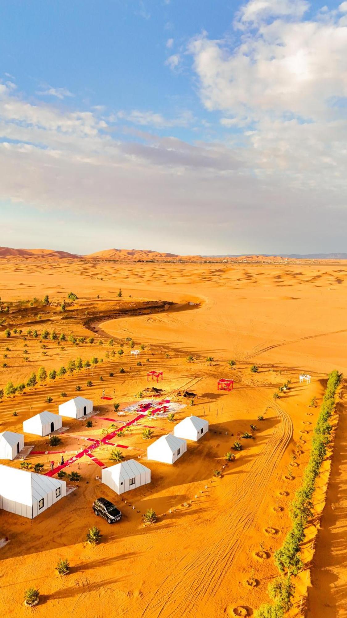 The White Camp - Your Merzouga Luxury Desert Camp & Erg Chebbi Dunes Camel Riding エクステリア 写真